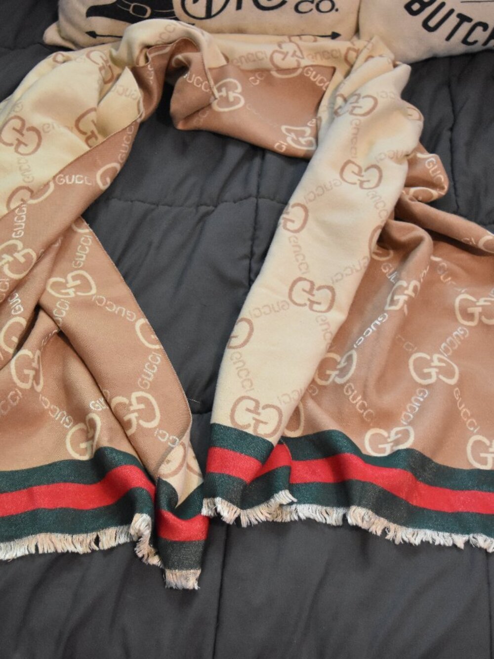 Authentic Gucci GG Interlocking Cashmere Fringe Scarf Shawl - WOW!